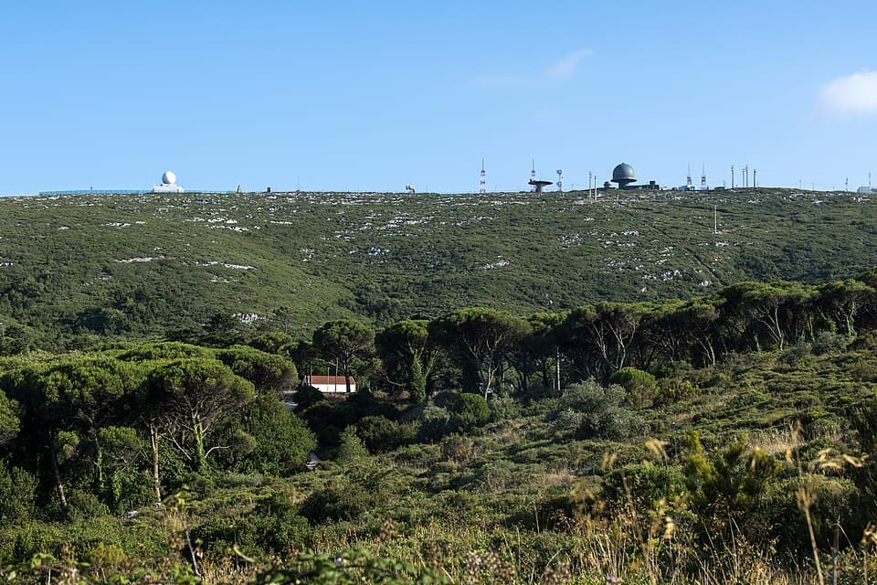 Encosta verde e instalações no alto da Serra de Montejunto