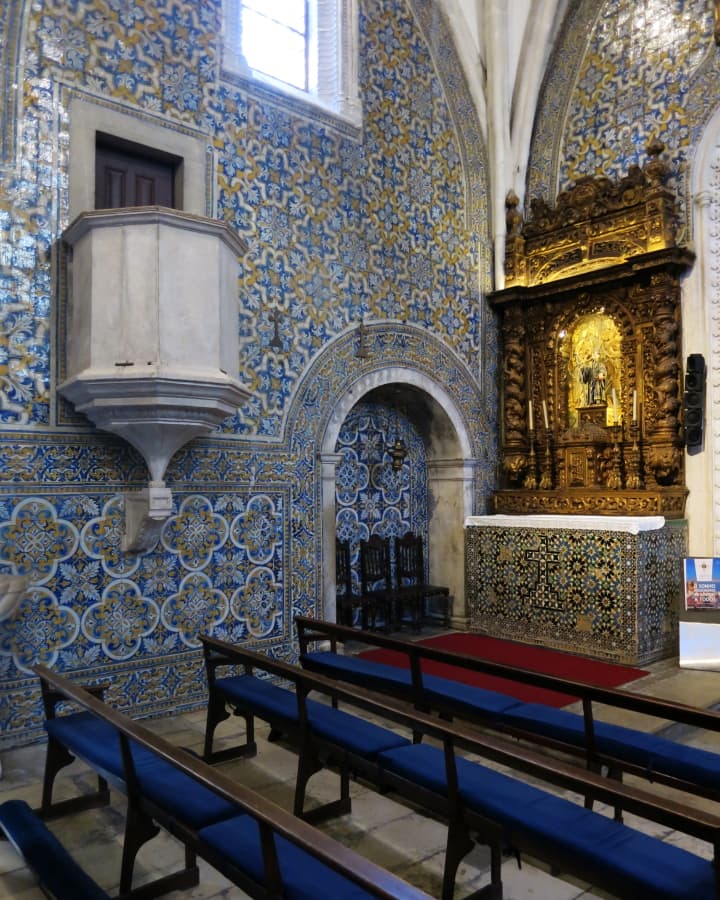 Interior azulejado da Igreja de Nossa Senhora do Pópulo