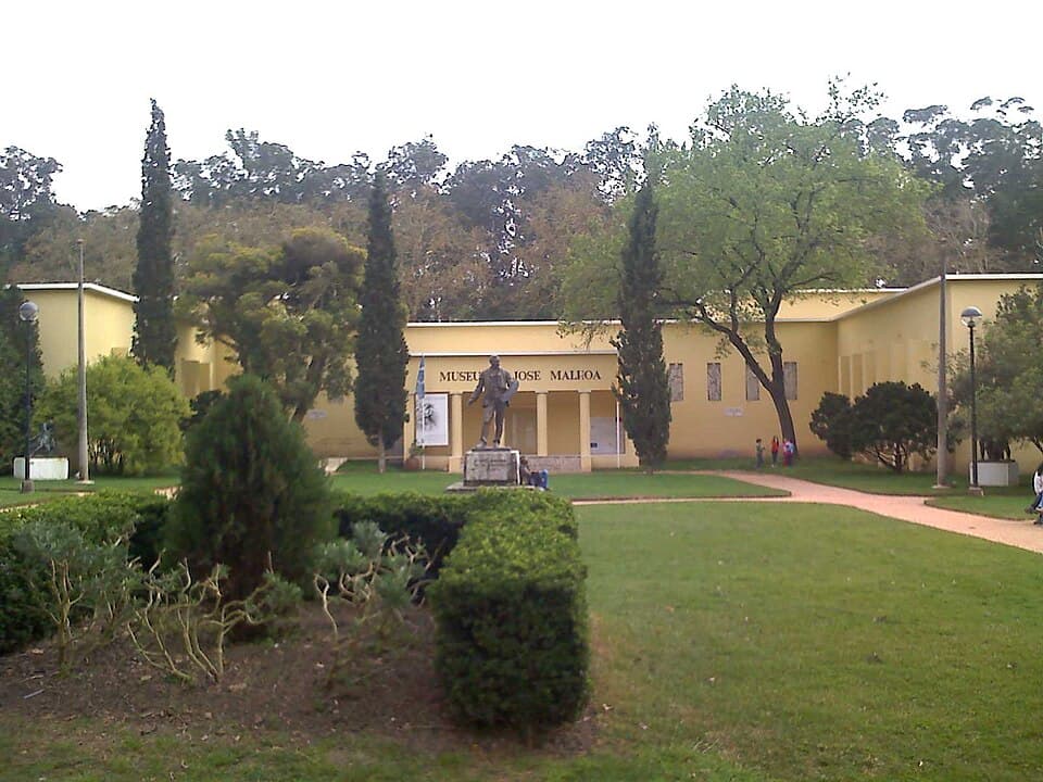 Edifício do Museu José Malhoa entre o arvoredo do parque