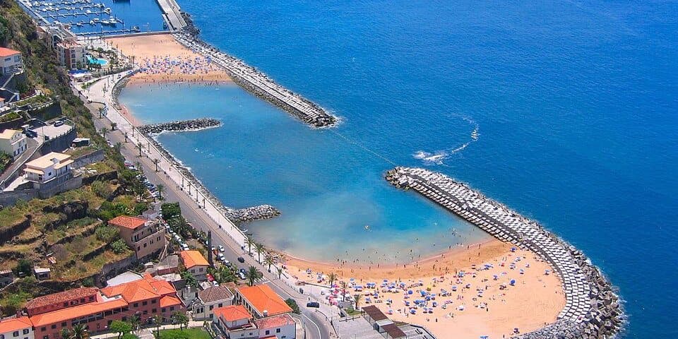 Vista aérea dos areais e da baía da Praia da Calheta, na Madeira