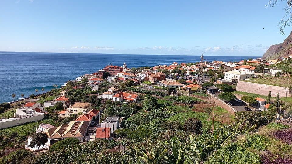 Casario do Jardim do Mar junto à costa da Madeira