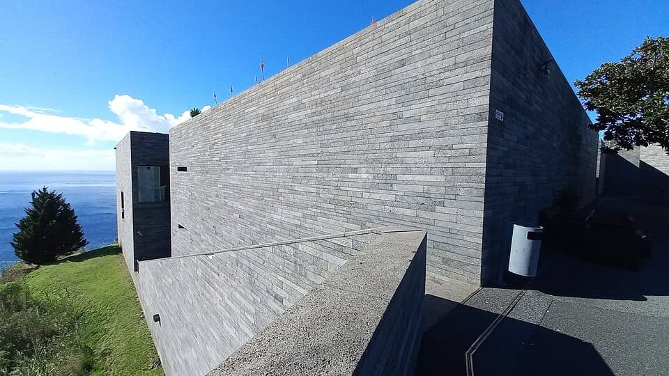 Exterior do MUDAS, Museu de Arte Contemporânea da Madeira, na Calheta