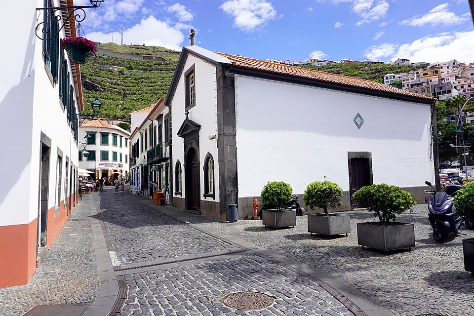 Capela de Nossa Senhora da Conceição, fachada lateral e entrada na rua de Câmara de Lobos