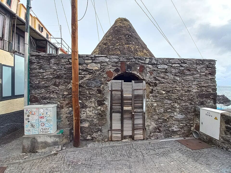 Fachada do histórico Forno da Cal em Câmara de Lobos
