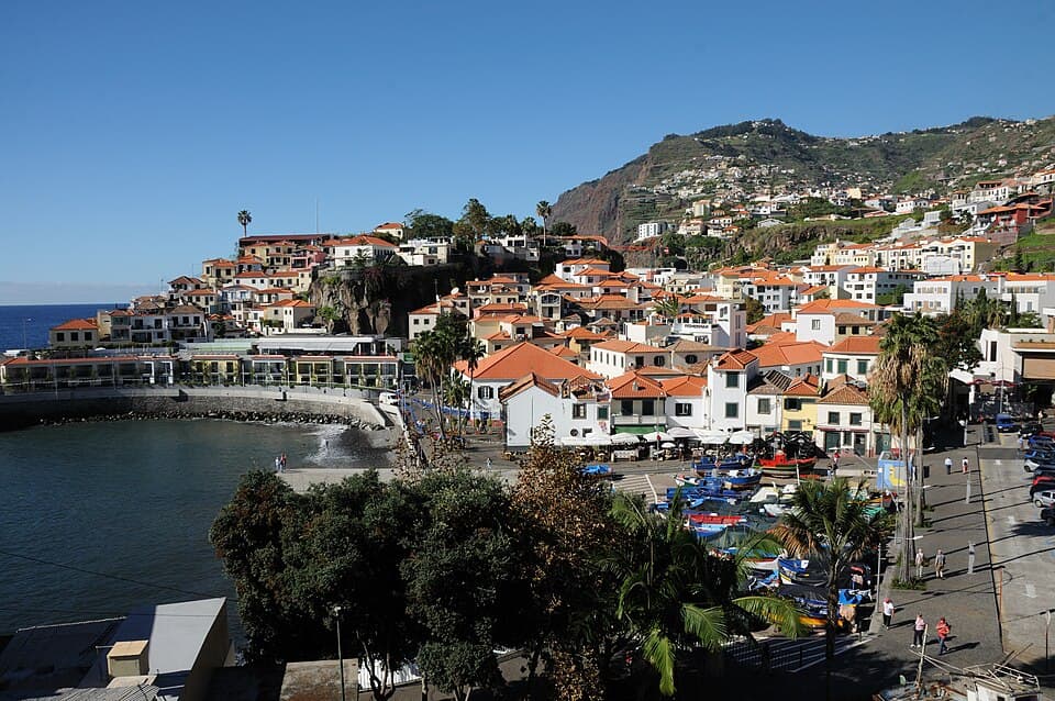 Baía, porto e casas de Câmara de Lobos, Madeira