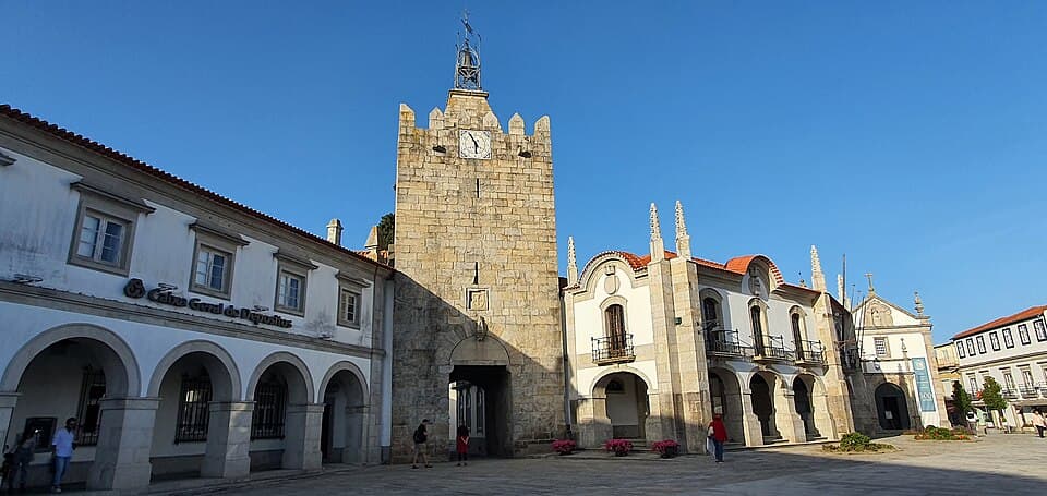 Torre do Relógio e praça central de Caminha