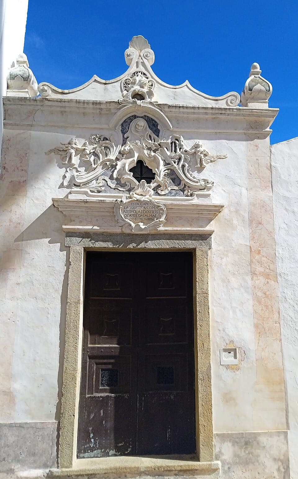Detalhe ornamentado do portal da Capela dos Ossos de Campo Maior