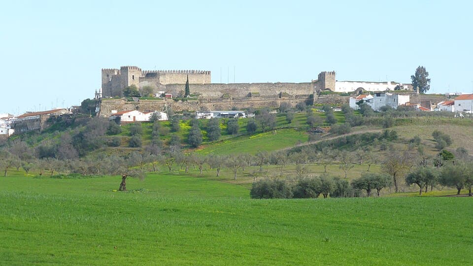 Castelo de Campo Maior visto a partir dos campos envolventes