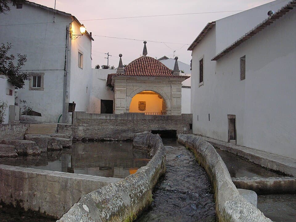 Fonte de Ançã em cantaria, com tanque e passagem de água