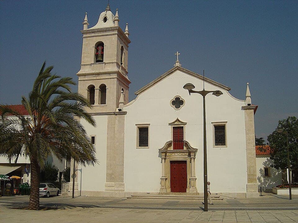 Fachada e torre sineira da Igreja Matriz de Cantanhede