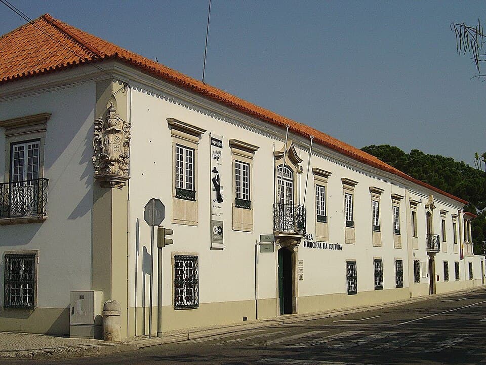 Fachada branca do Museu da Pedra, em Cantanhede