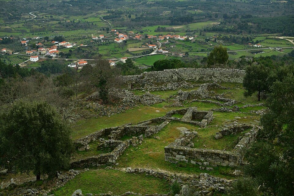 Ruínas do Castelo de Ansiães sobre a aldeia e as encostas do concelho