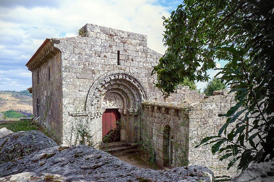 Igreja românica de São Salvador no recinto do Castelo de Ansiães