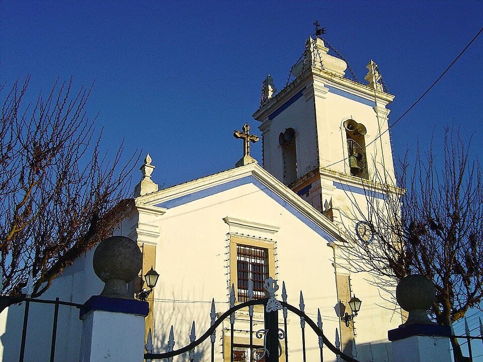 Fachada branca e torre da Igreja Matriz da Ereira