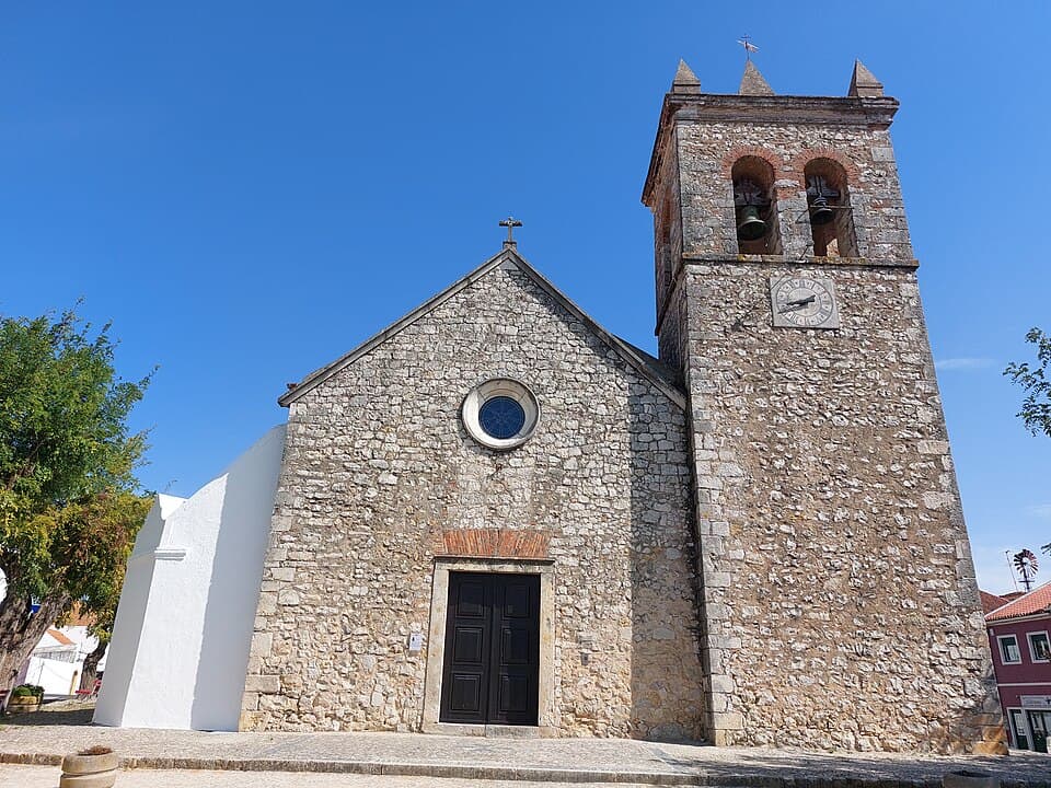 Fachada de pedra e torre sineira da Igreja Matriz de Pontével