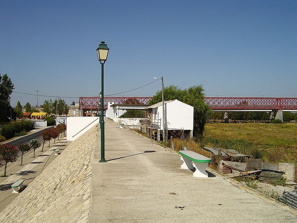 Margem de Porto de Muge com a Ponte Rainha D. Amélia ao fundo