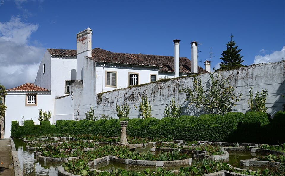 Lagos geométricos, buxo e edifício do Paço Episcopal de Castelo Branco