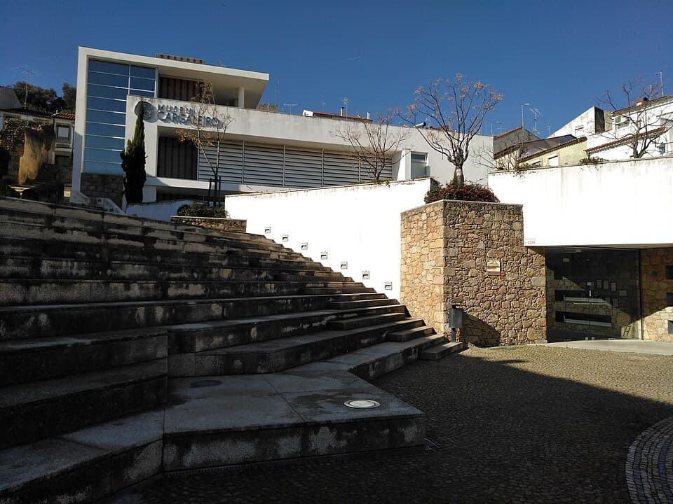 Edifício contemporâneo, escadaria e entrada do Museu Cargaleiro, em Castelo Branco