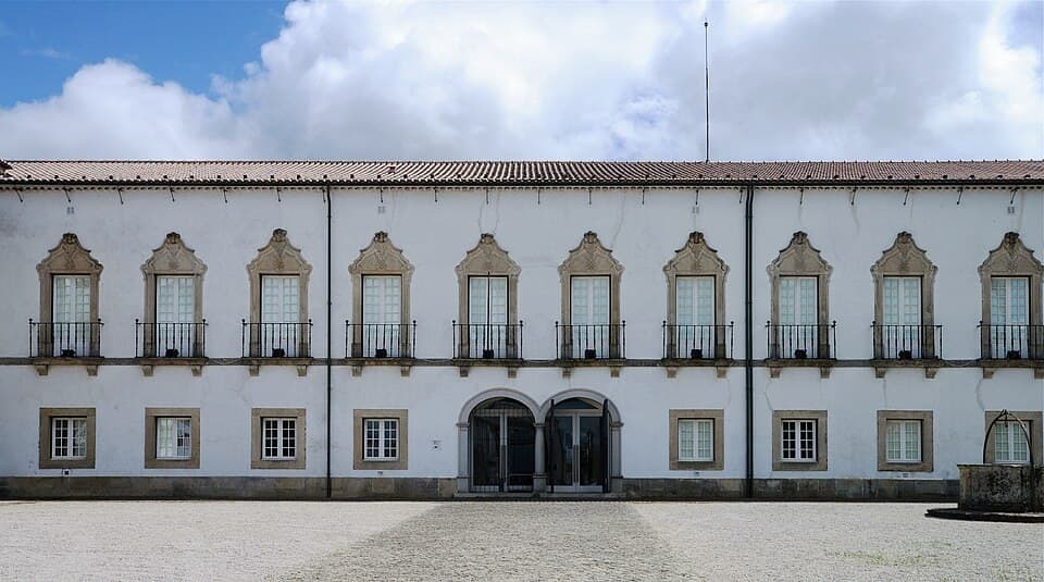 Fachada branca do Museu Francisco Tavares Proença Júnior, em Castelo Branco