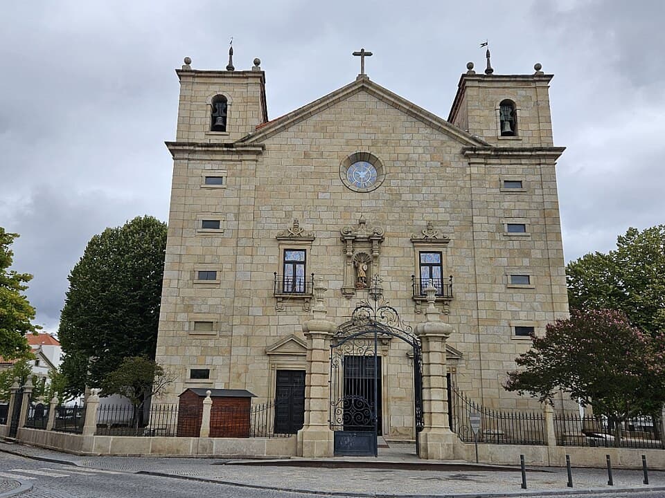 Fachada de pedra e torres da Sé Catedral de Castelo Branco
