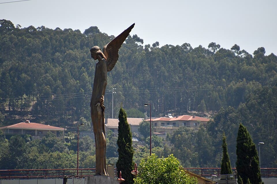 Escultura do Anjo de Portugal junto ao Douro, em Castelo de Paiva