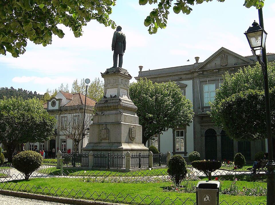Largo do Conde, estátua e Paços do Concelho no centro histórico de Sobrado