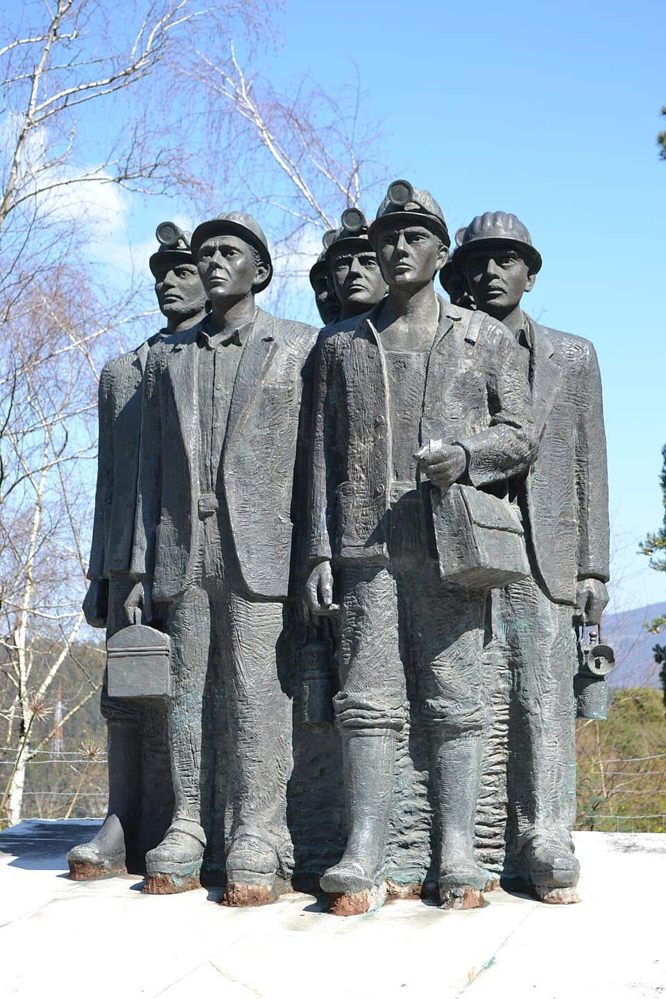Figuras em bronze do Monumento ao Mineiro, em Castelo de Paiva