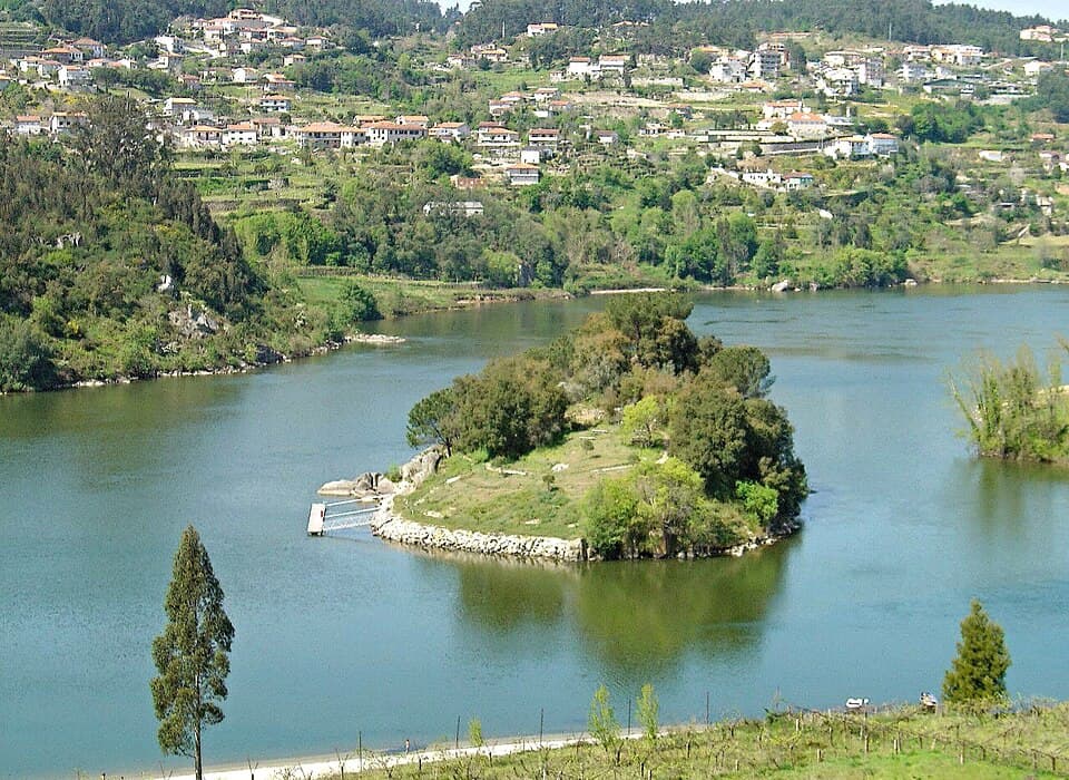 Ilha dos Amores rodeada pelas águas do Douro e do Paiva
