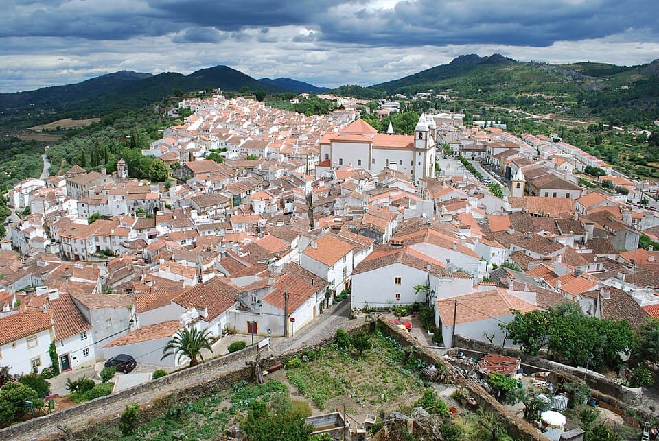 Vista da vila de Castelo de Vide com a igreja e a serra ao fundo