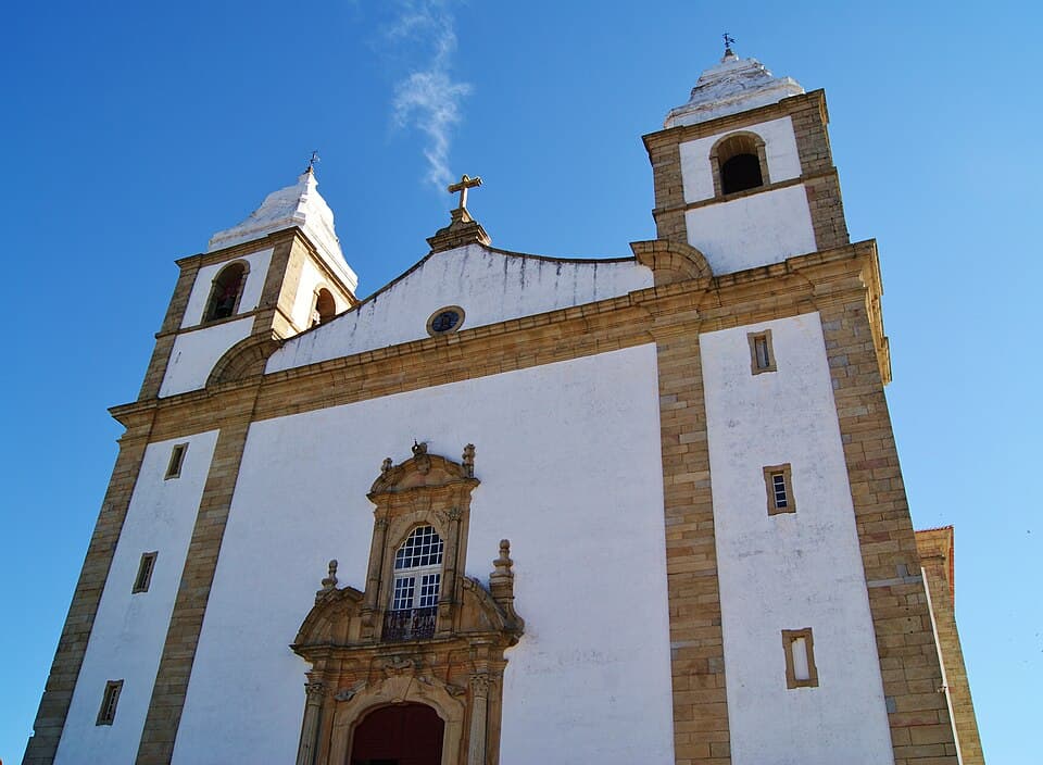 Fachada e torres da Igreja Matriz de Santa Maria da Devesa