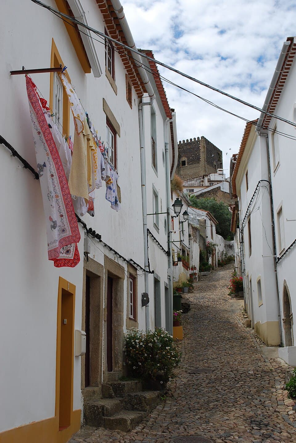Rua estreita da Judiaria de Castelo de Vide