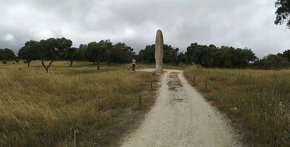 Menir da Meada entre sobreiros e campos