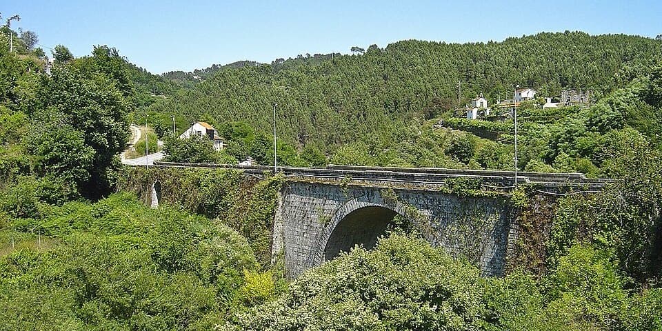 Arco da Ponte Pedrinha sobre o vale verde de Castro Daire