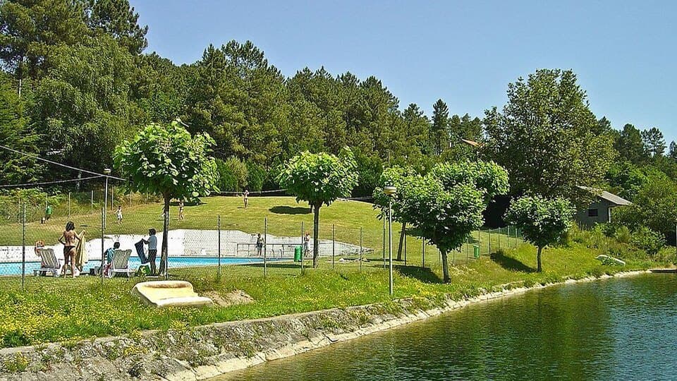 Piscina exterior e relvado nas Termas do Carvalhal, em Castro Daire