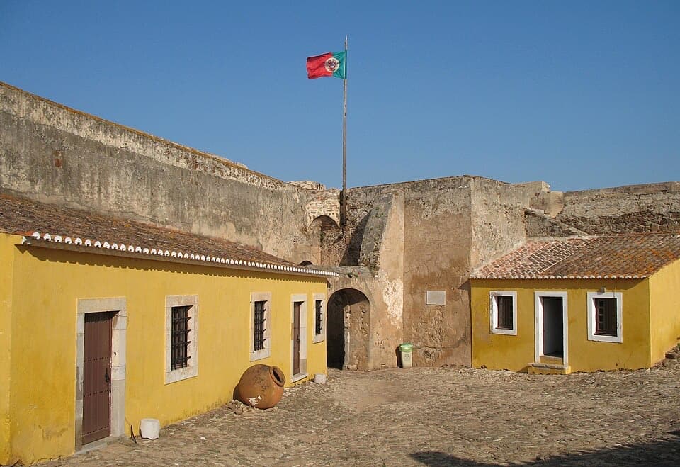 Pátio, muralhas e bandeira no interior do Castelo de Castro Marim