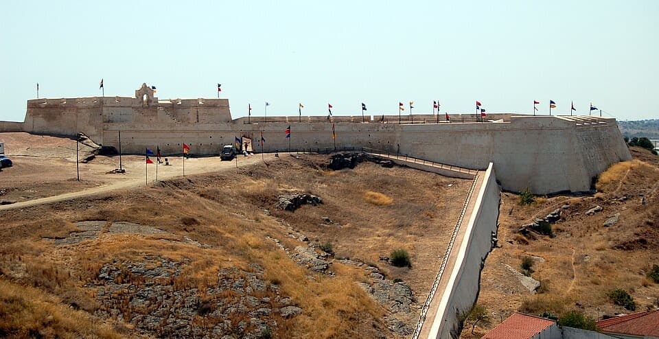 Muralhas brancas do Forte de São Sebastião em Castro Marim