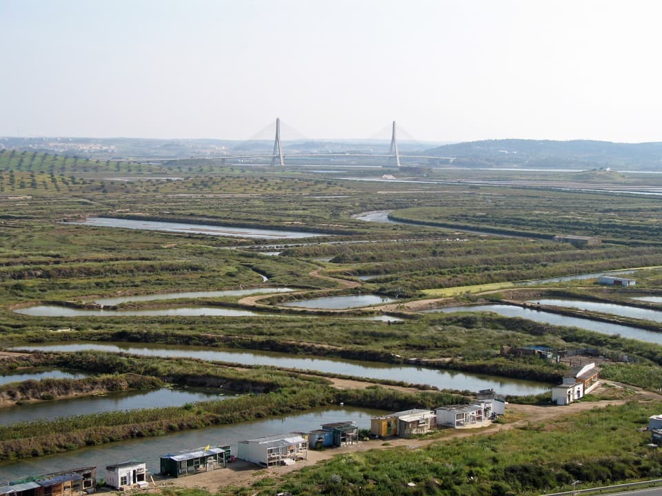 Tanques geométricos das salinas de Castro Marim junto ao Guadiana
