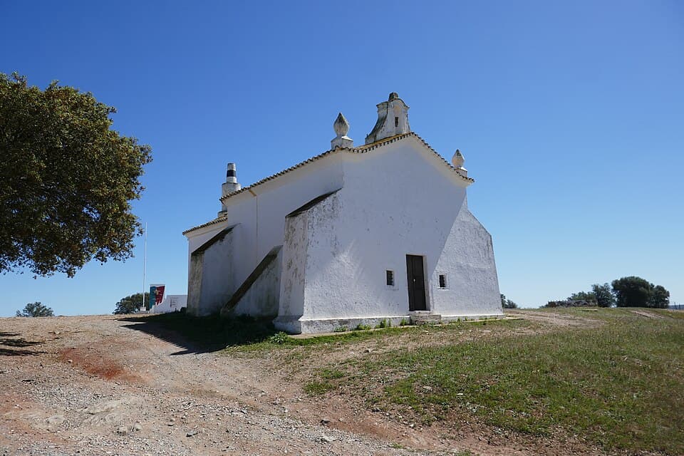 Ermida de São Pedro das Cabeças na planície de Castro Verde