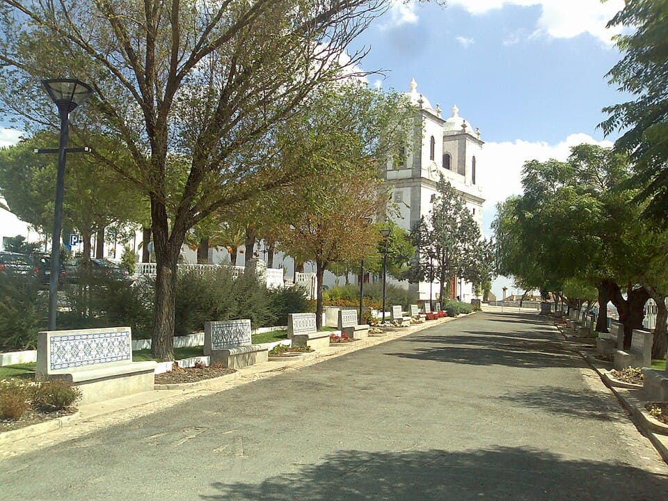 Jardim e Basílica Real de Castro Verde no centro da vila