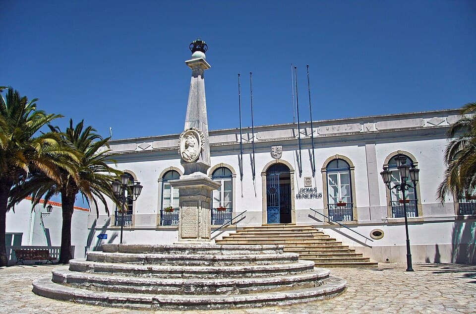 Padrão comemorativo diante dos Paços do Município de Castro Verde