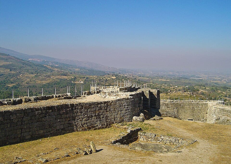 Muralhas e torre do Castelo de Linhares da Beira sobre a paisagem