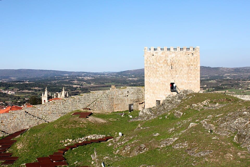 Torre e muralhas do Castelo de Celorico da Beira sobre a vila