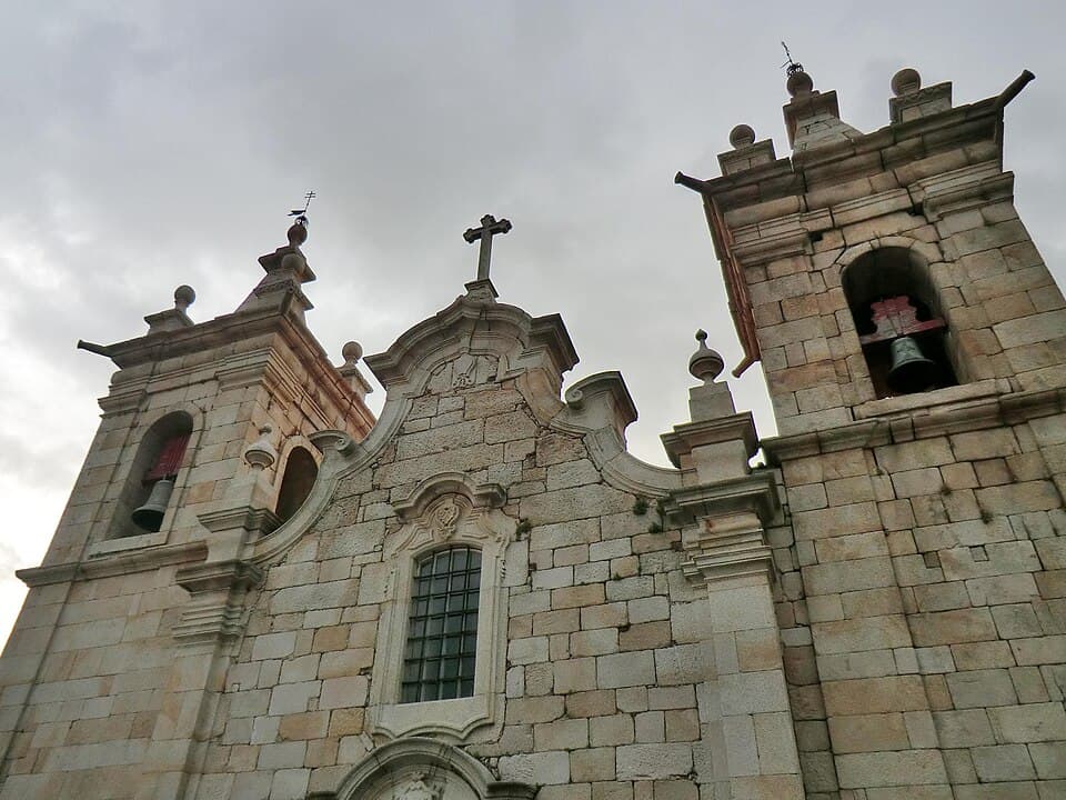 Fachada e torres da Igreja de Santa Maria em Celorico da Beira