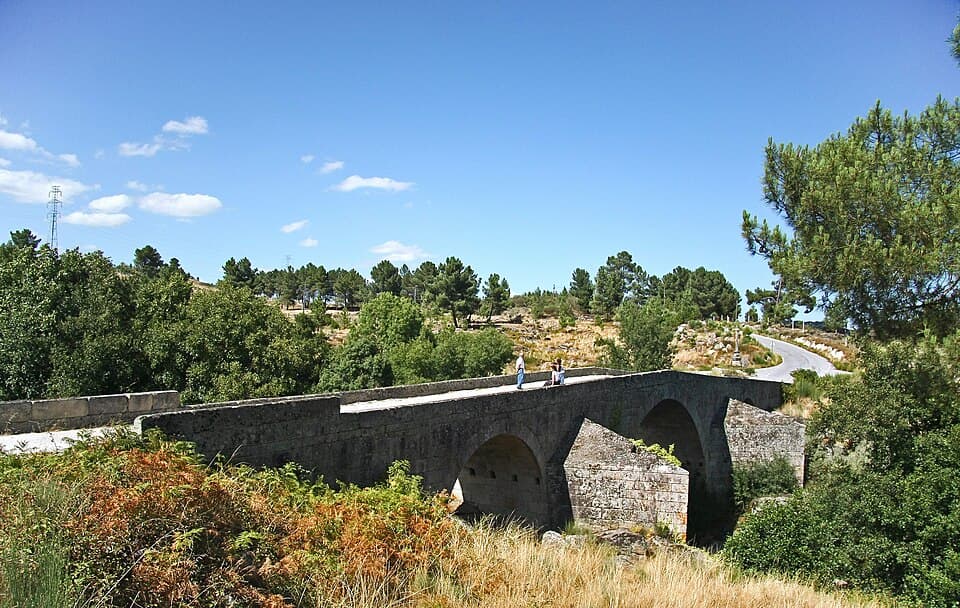 Dois arcos de pedra da Ponte da Lavandeira entre vegetação