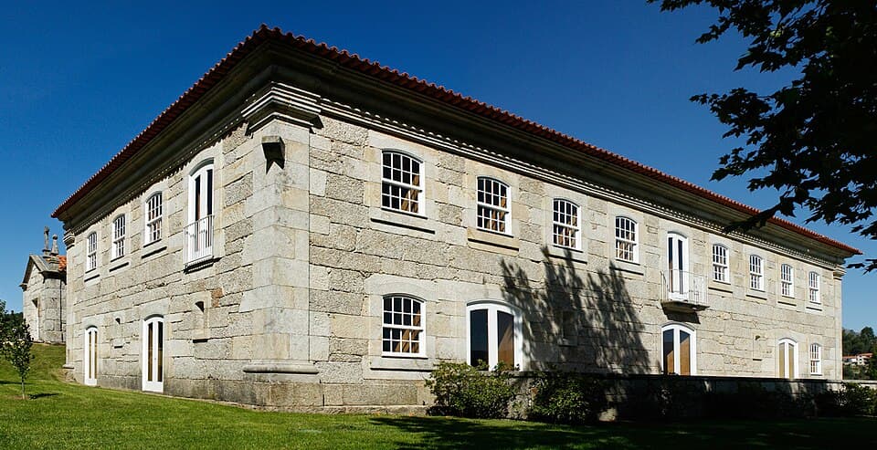 Edifício granítico e jardim do Centro Cultural Marcelo Rebelo de Sousa