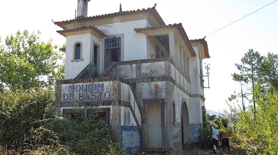 Edifício e painel de azulejos da antiga Estação de Mondim de Basto em Veade