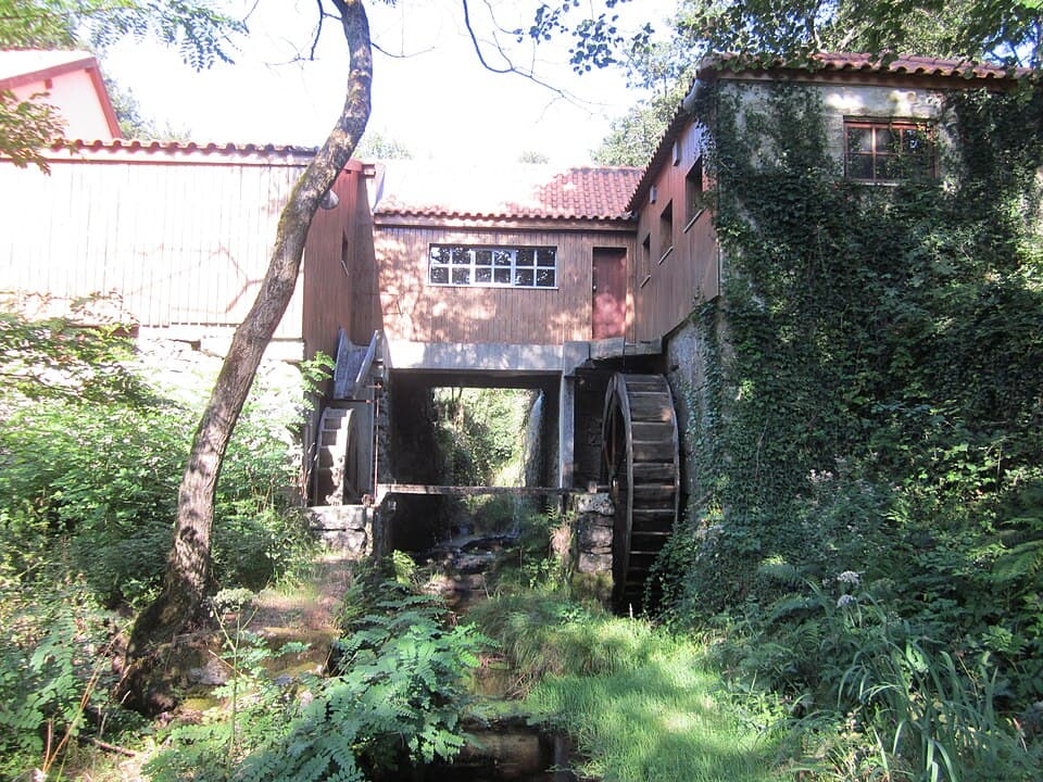 Edifício de madeira e rodas hidráulicas nos Moinhos de Argontim
