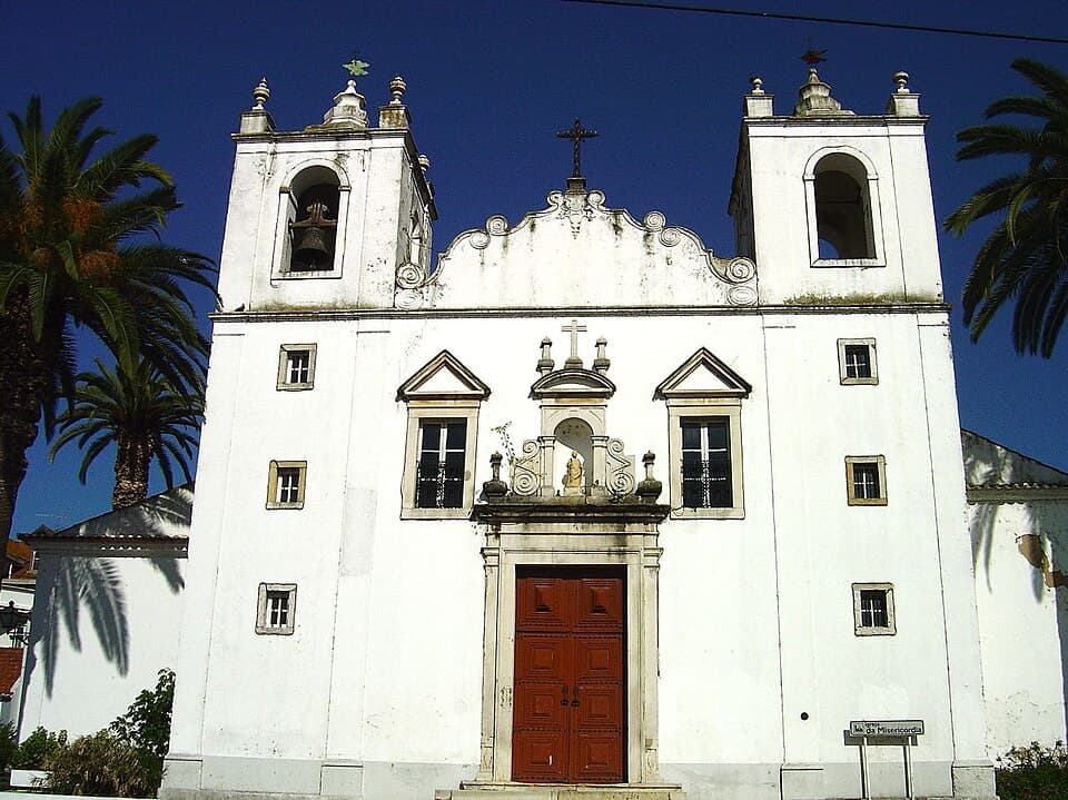 Fachada branca e duas torres da Igreja da Misericórdia da Chamusca