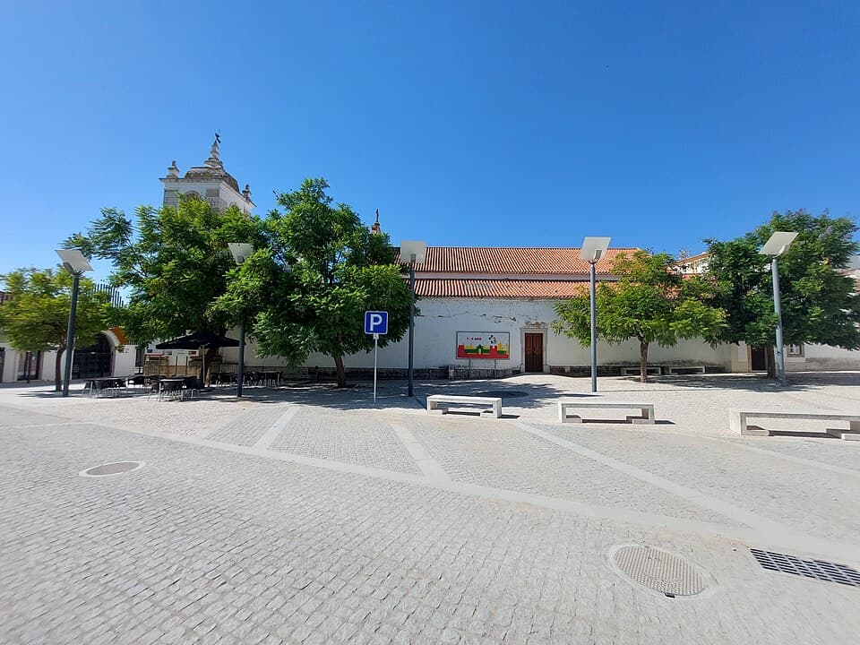 Igreja de São Brás vista através da praça da Chamusca