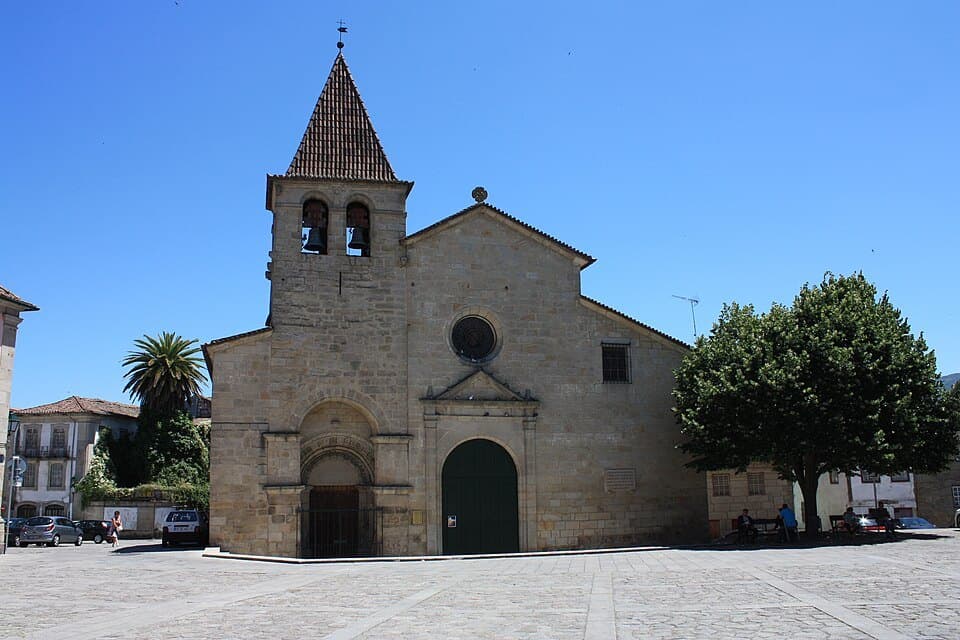 Fachada e torre da Igreja de Santa Maria Maior, em Chaves